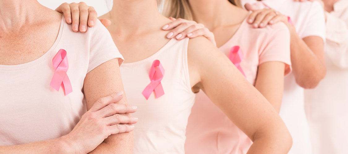 Frauen tragen rosa Schleifen aus Solidarität für Brustkrebspatientinnen